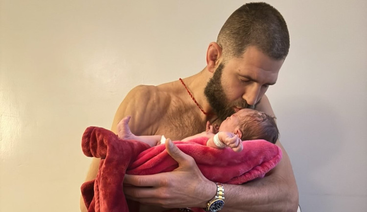 Z klece do porodnice. Bijec Procházka je tátou, pochlubil se dcerou Eleonorou