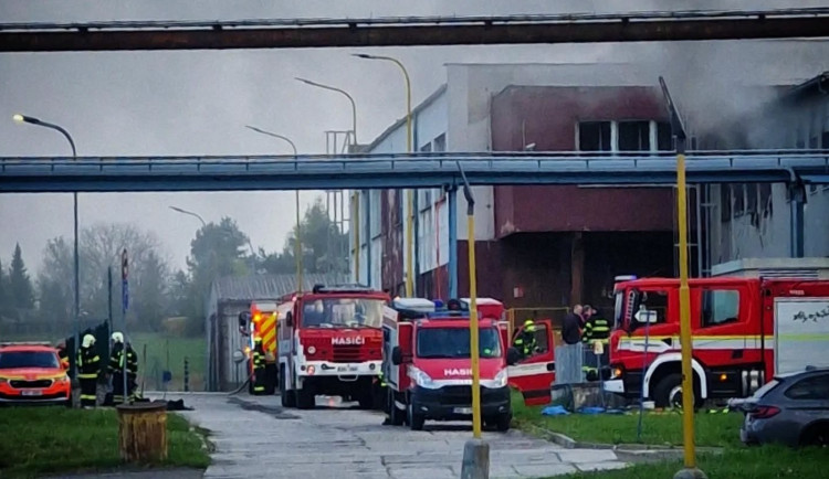 V přerovské Meoptě hořela rozvodna, firma vyrábí optiku i pro armádu. Škoda je 50 milionů