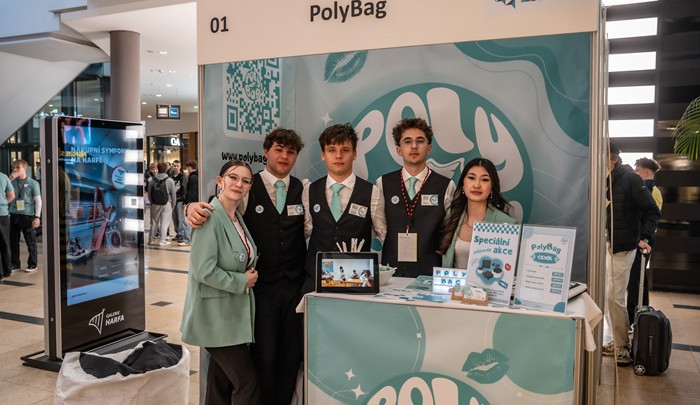 Studenti z Hradce bodují s výrobky z odpadu a chytrými peněženkami