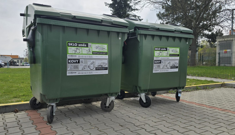 Kovové obaly nově i do kontejnerů na sklo, město tím chce zvýšit podíl recyklace