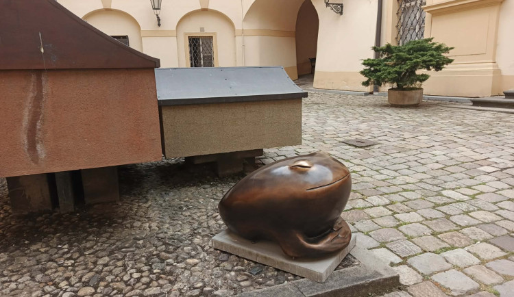 Žabák se vrací na Prahu 8. Dočasně je k vidění v Libeňském zámku