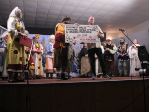 Kája nešťastně spadla z koně a ochrnula, pomoci se jí snaží divadelní ochotníci