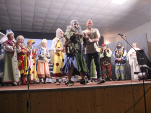 Kája nešťastně spadla z koně a ochrnula, pomoci se jí snaží divadelní ochotníci