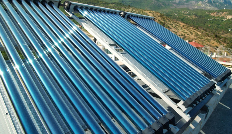 Fotovoltaika vs. solární kolektory: Co je lepší na ohřev vody?