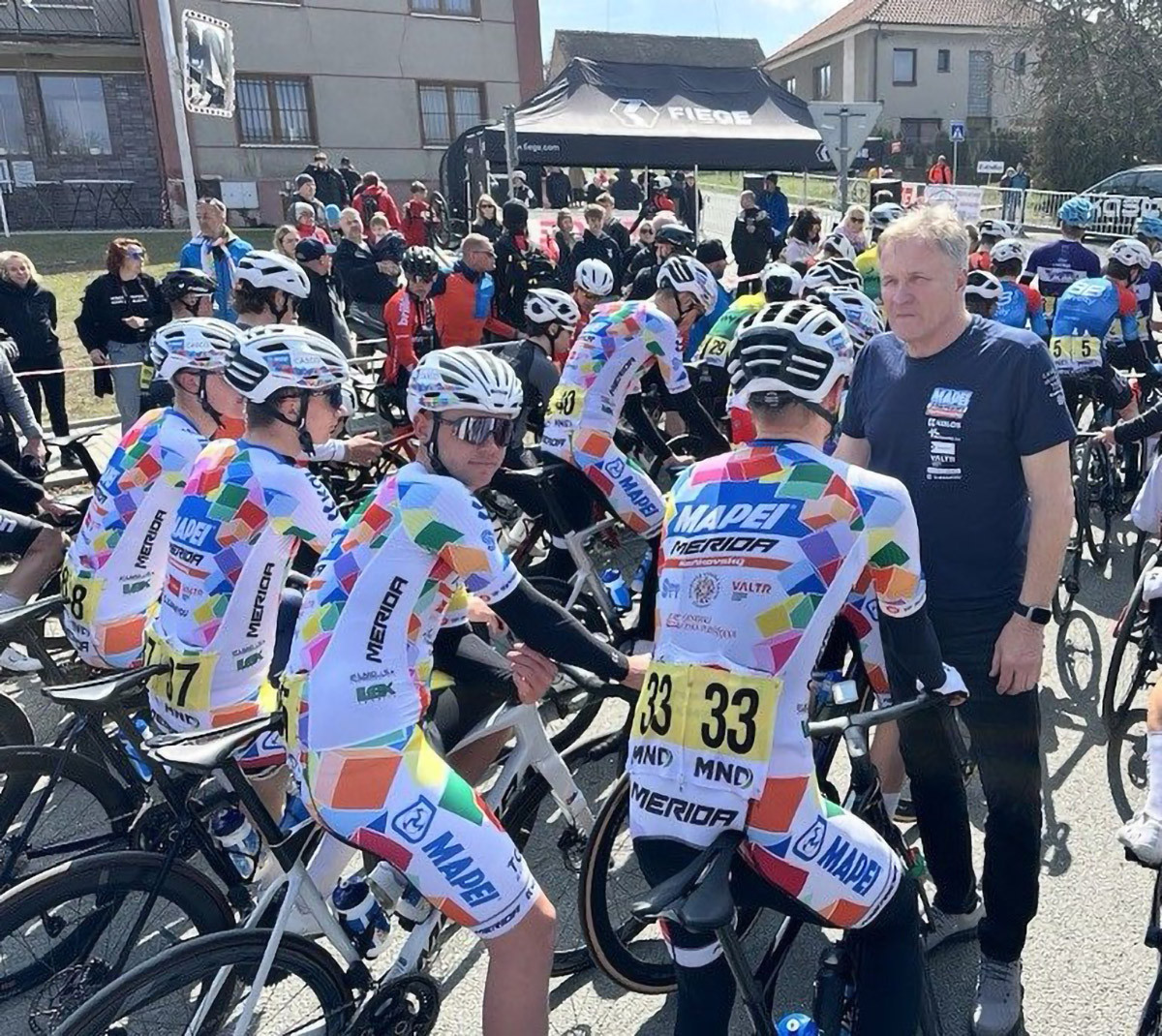 Trenér Jiří Kaňkovský se svými závodníky na startu závodu ČP v Bratrovicích.