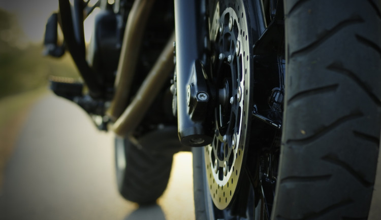 Motorkář u Vracova na Hodonínsku nezvládl řízení. Utrpěl středně těžké zranění