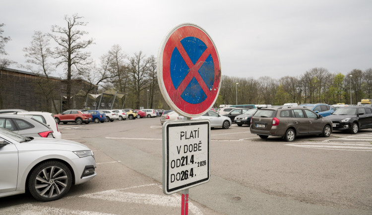 U hradecké Flošny nezaparkujete, bude se tam chystat Majáles