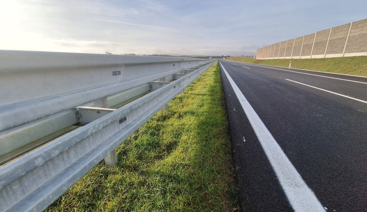 Od druhé poloviny června se bude u Hradce jezdit po části budované D35