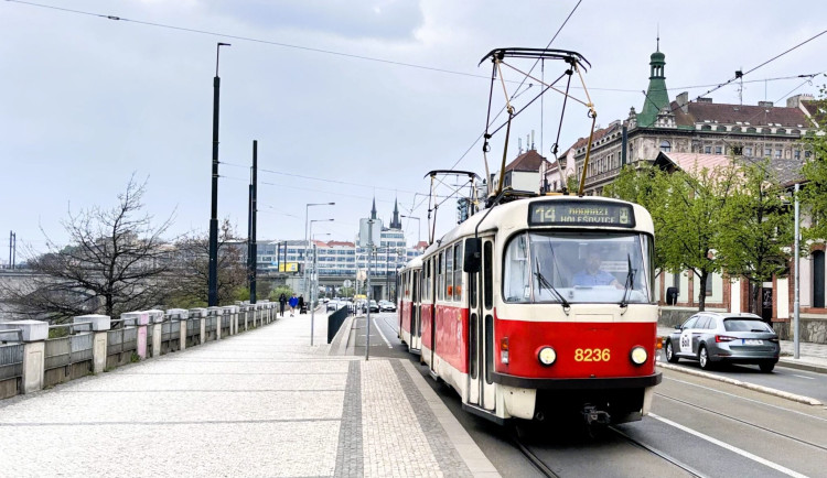 Praha 7 spustila petici za návrat tramvaje 14, vadí jí změny po otevření mostu