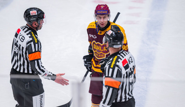 Dohra sobotní baráže o extraligu: Dukla vetuje rozhodčího, fanoušci se hádají
