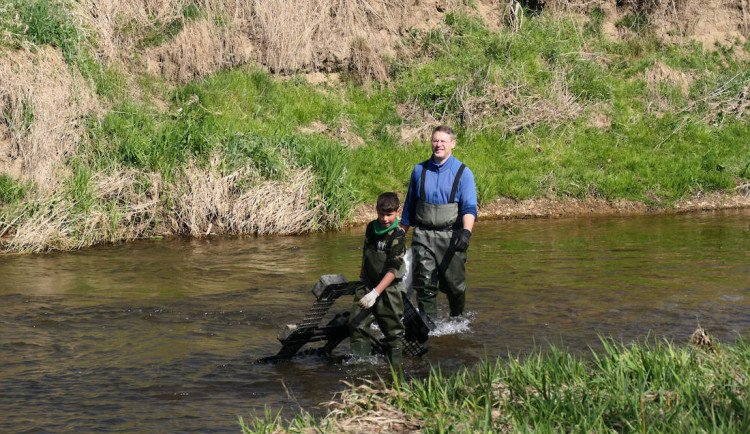 Dobrovolníci uklízeli meandry Smědé. Nasbírali desítky pytlů odpadu i pneumatiky