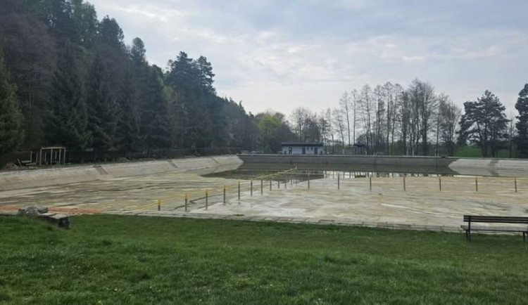 Žáby versus koupaliště. Oblíbená lokalita na Šumpersku je v ohrožení, reakce jsou nevybíravé