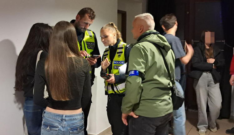 Policejní zátah na diskotéce. Odhalili opilé děti i řidiče