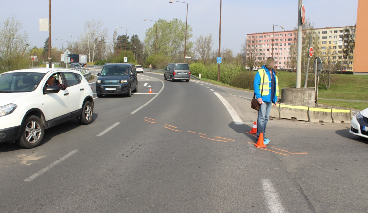 Řidička Octavie narazila na křižovatce v Přerově do Fabie. Policie hledá svědky nehody