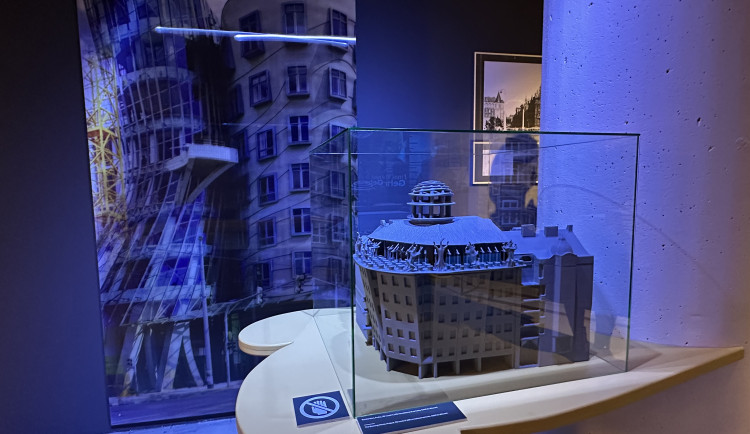 FOTO, VIDEO: Výstava připomíná 30 let Tančícího domu. Ukáže nové fotky i obří model