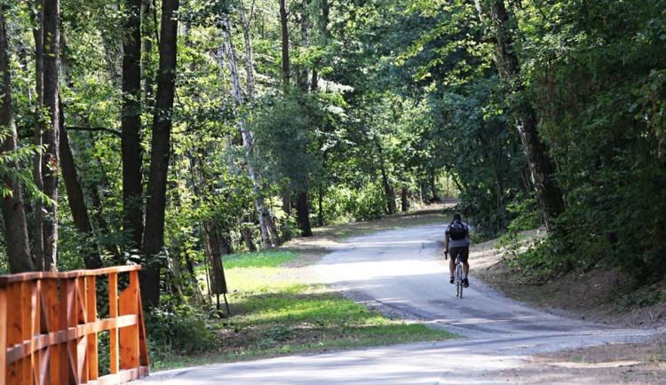 Cyklisté už nebudou muset na objížďky a rušné silnice, nová stezka bude ještě letos