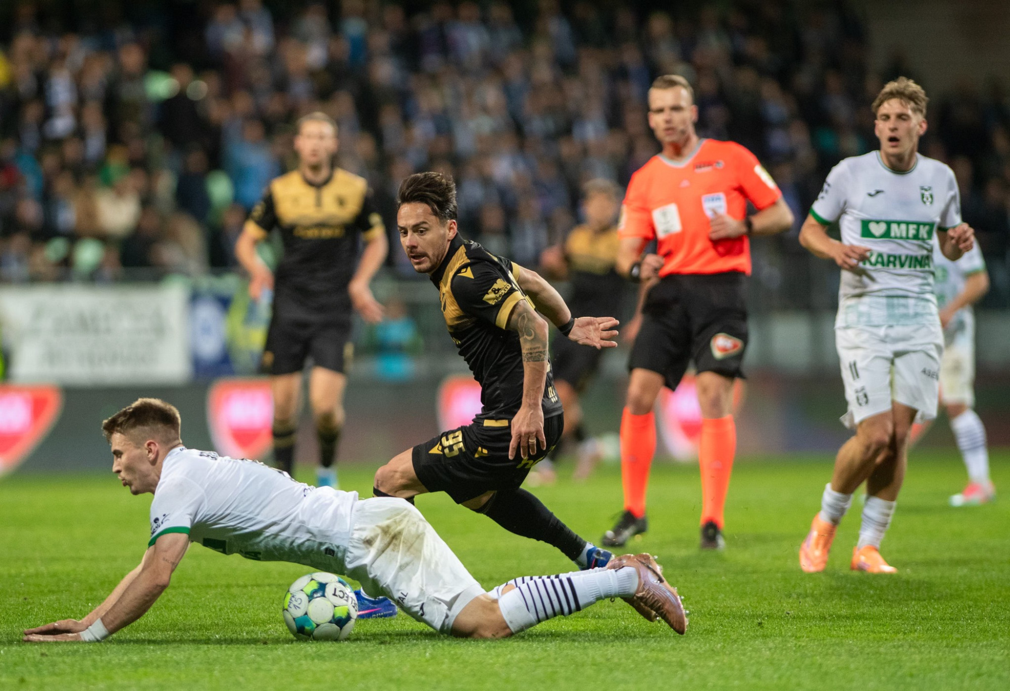 Fotbalisté Karviné porazili Ostravu 2:1 a poprvé si zahrají finále poháru