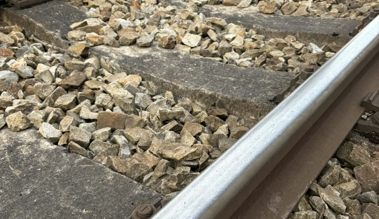 Na přejezdu u obce Skály se střetl vlak s autem, doprava stojí