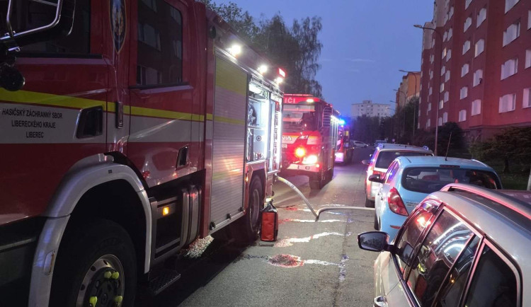 Večerní požár bytu v Rochlici způsobila zřejmě nedbalost, škoda je 750 tisíc