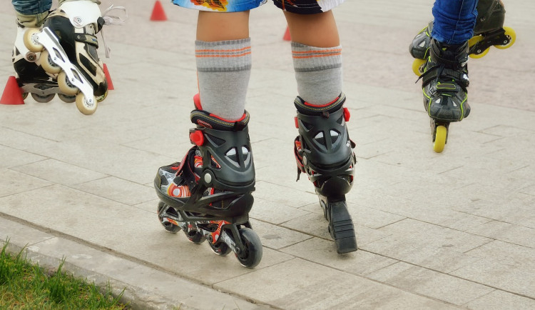 Hradeckými ulicemi se dnes navečer proženou stovky bruslařů
