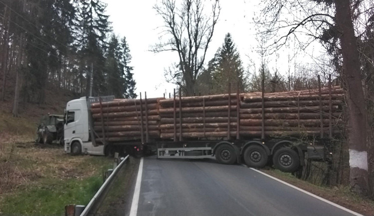Řidič zablokoval silnici, po vyproštění vozu hned přišel o papíry kvůli alkoholu