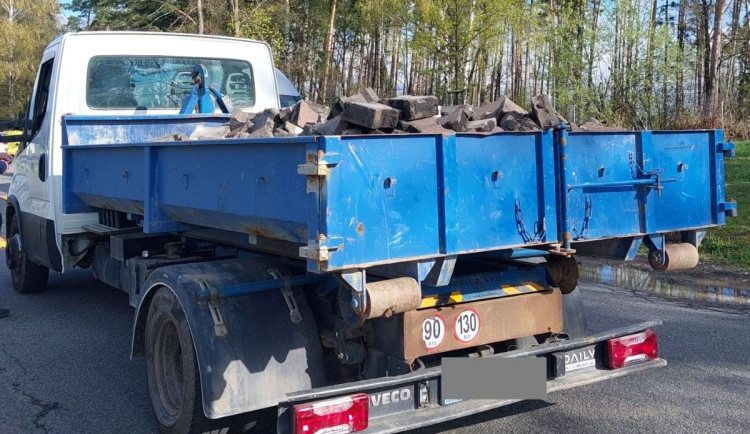 Na D1 u Velkého Beranova odhalili osm přetížených dodávek, padly i kauce