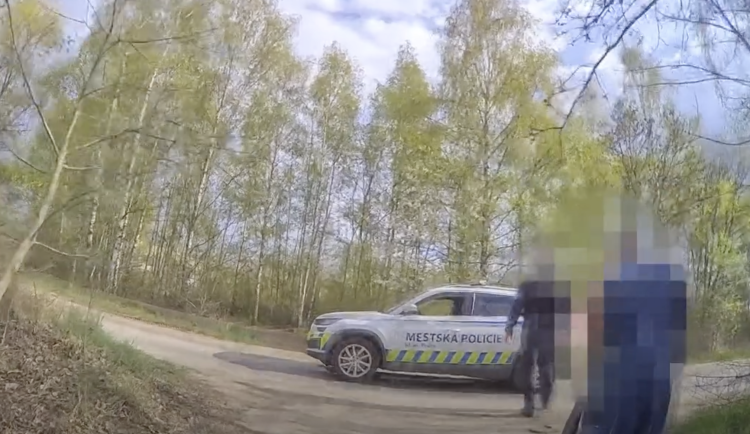 Muž masturboval ve křoví, přijela si pro něj policie
