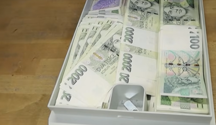 Největší sbírkový podvod v Česku má pokračování, škoda přesáhla 80 milionů