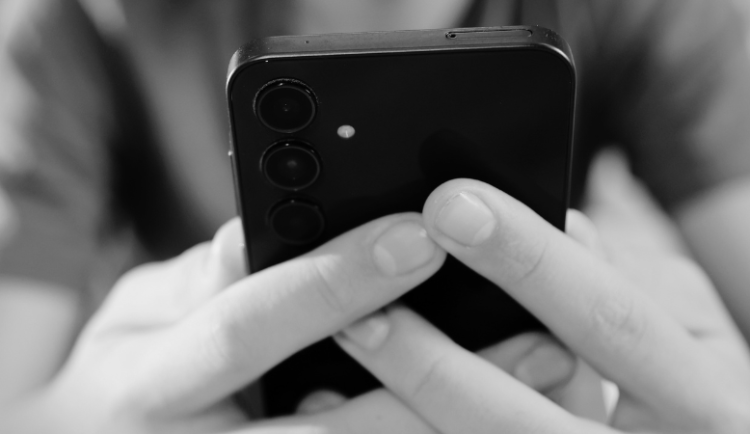 Děti hledají pomoc na internetu, projekt jim ji nabízí online