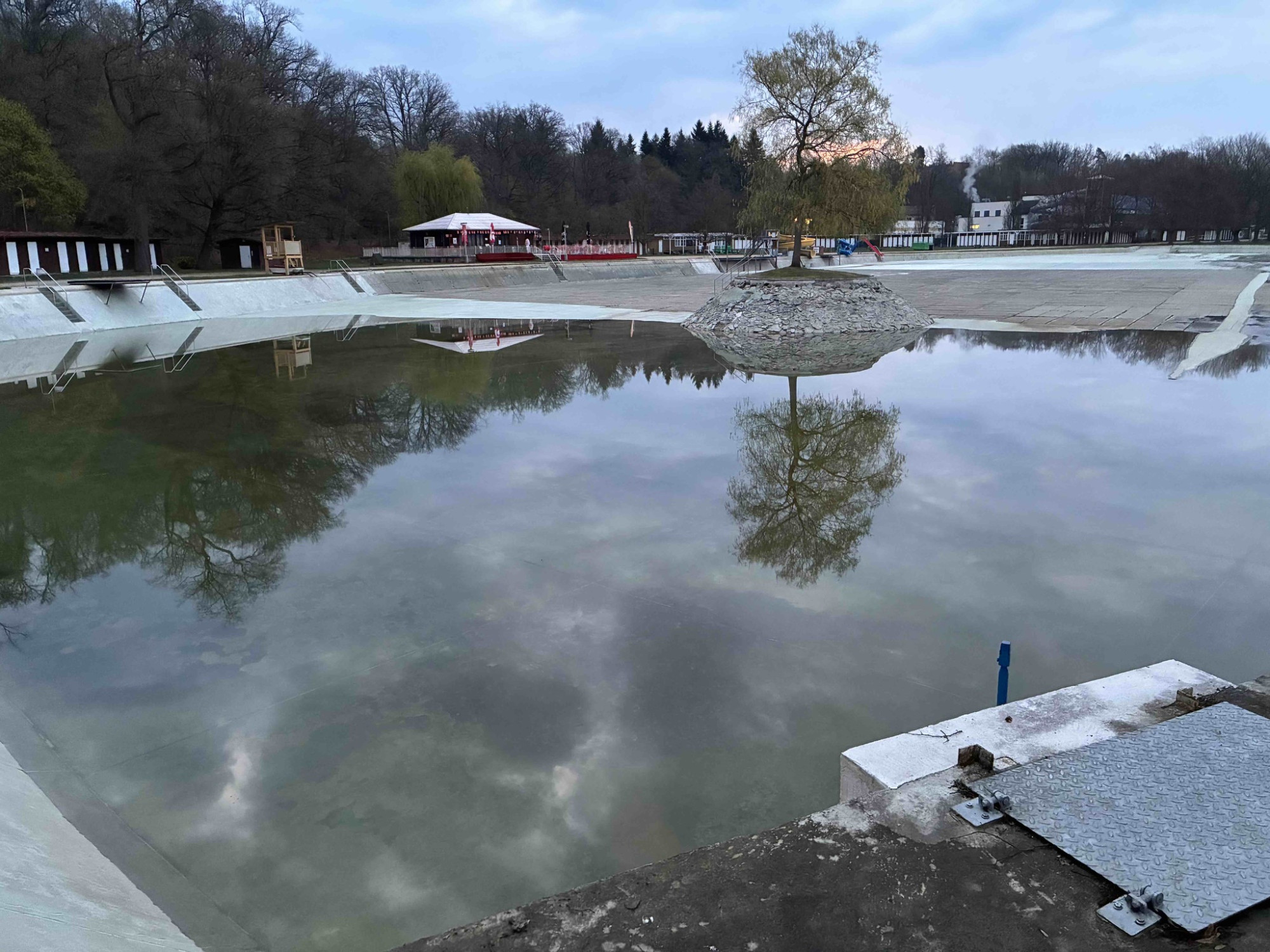Největší přírodní koupaliště v kraji a druhé největší v ČR prochází očistou