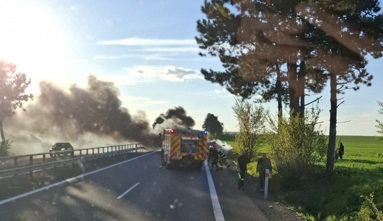 Hořící BMW zablokovalo D35 u Litovle, hasiči zasahovali v dýchací technice