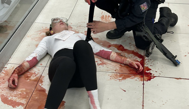 FOTO: Umělá krev a zásah proti útočníkovi. Policie i záchranáři trénovali u Mercury