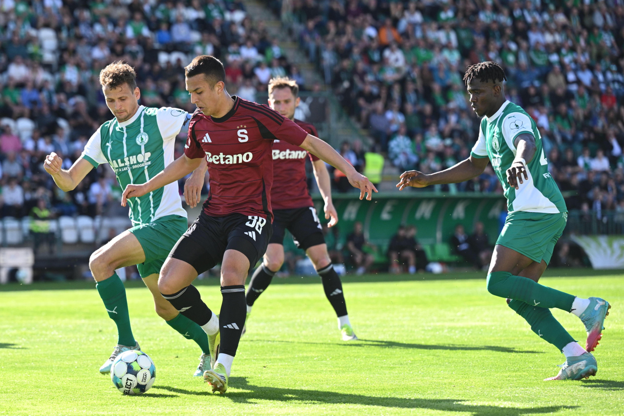 Fotbalisté Sparty po vyloučení Mercada prohráli na stadionu Bohemians 1905 0:2