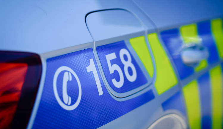 Na křižovatce v Ločenicích se srazila dvě auta, zasahoval i vrtulník