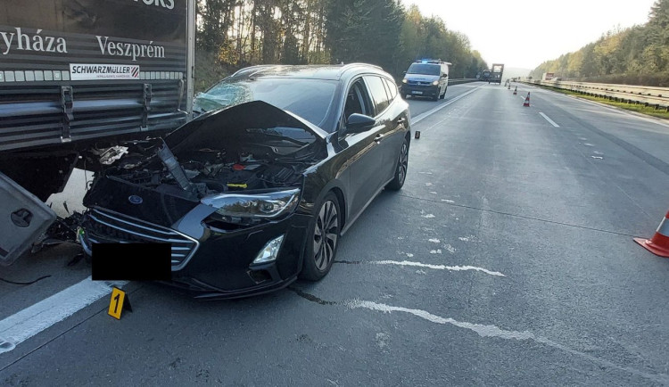 Opilec se na D1 zaklínil pod návěsem, škoda je nejméně 470 tisíc korun