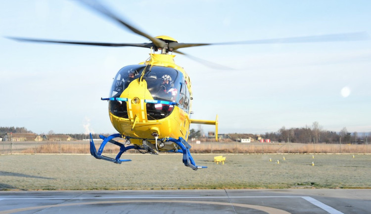 V Loučovicích havarovalo auto, záchranáři resuscitovali devadesátiletou ženu