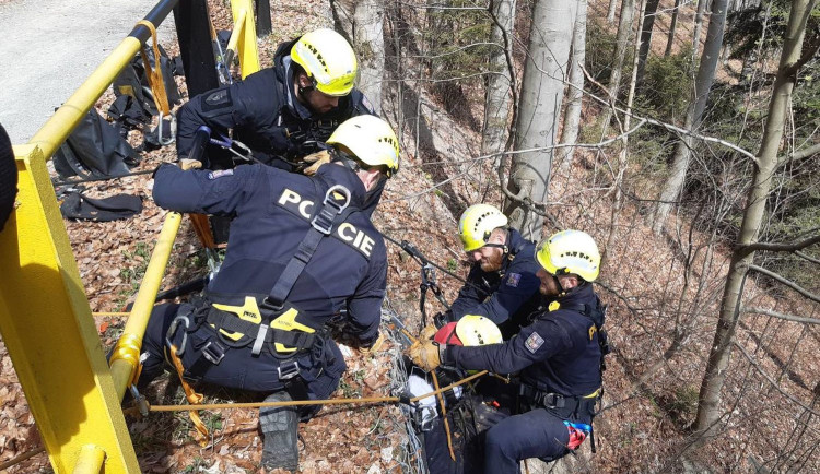 VIDEO: V horách se ztratili cyklisté i maminka jednoho z nich. Naštěstí šlo o cvičení