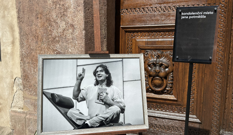 Lidé se rozloučili s hercem Potměšilem na dvou místech v centru Prahy