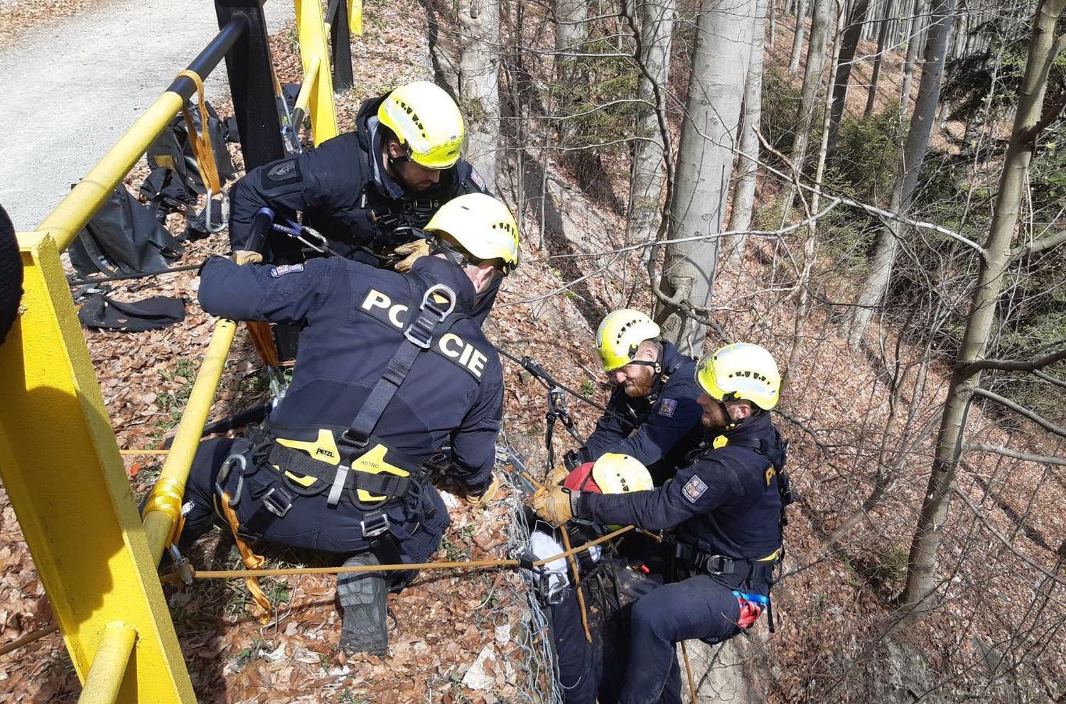 V horách se ztratili cyklisté i maminka jednoho z nich. Naštěstí šlo o cvičení
