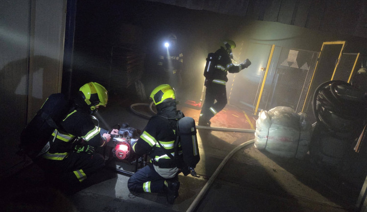 Kvůli požáru haly na Přerovsku hasiči evakuovali sedm lidí. Škoda je přes milion