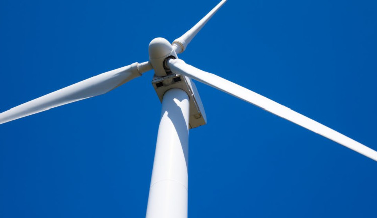 Větrníky 500 metrů od domů? Trutnovské radnici se nelíbí vládní plán