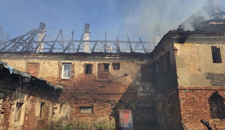 V Bulovce shořela střecha rodinného domu, evakuovalo se z něj 13 lidí