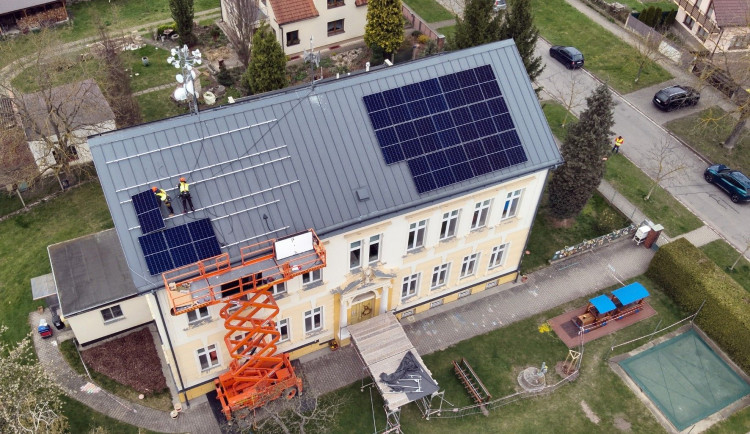 Na střechách hradeckých škol přibývají solární panely, důvodem je úspora i ekologie