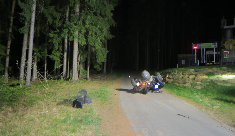 Boj o život. Muže pod převrácenou čtyřkolkou zachraňoval kolemjdoucí s policistkami
