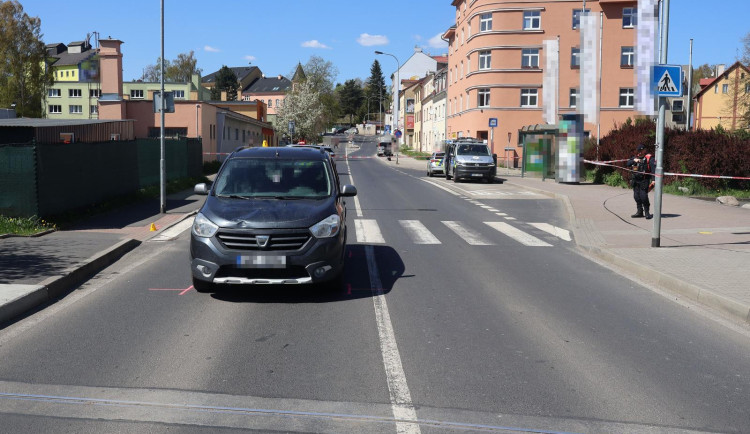 Řidič Dacie srazil na přechodu v Karlových Varech ženu a dítě