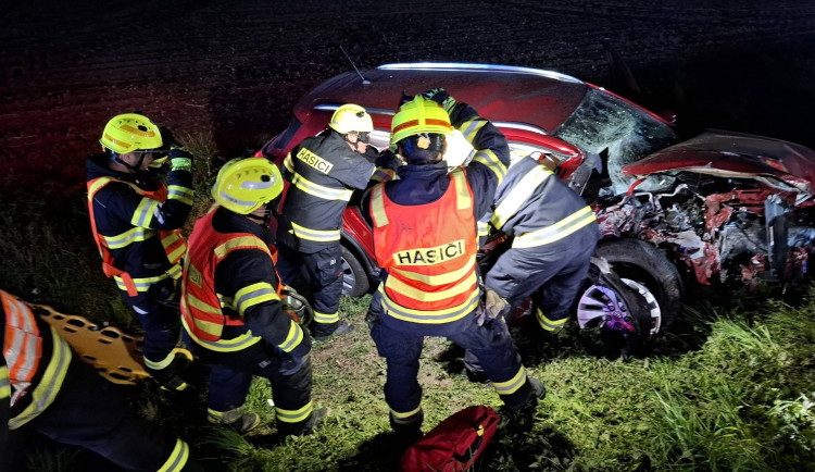 Pět zraněných při vážné nehodě na Přerovsku. V noci se srazila tři auta, dvě čelně