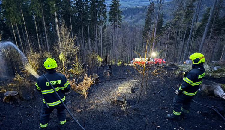Rozsáhlý požár lesa u Morávky hasiči likvidovali celou noc. Ze vzduchu pomáhal i vrtulník