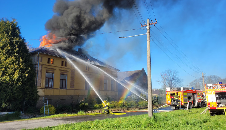 FOTO: V Osoblaze hořela střecha rodinného domu. Jeden hasič utrpěl zranění