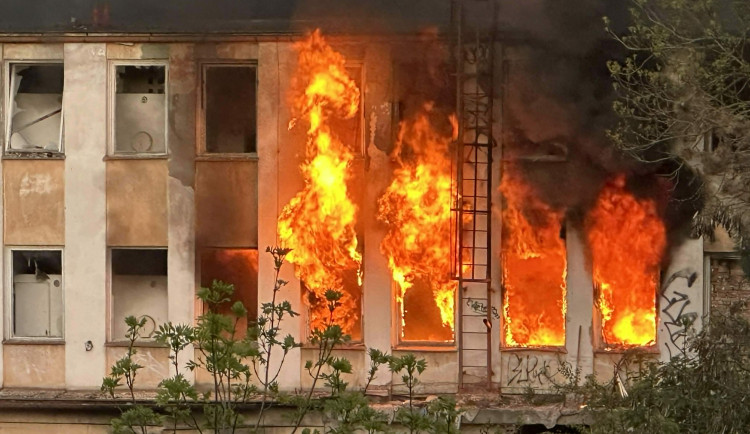 FOTO: Na Žižkově hořel squat. Hasiči z vybydlené budovy zachránili pět lidí
