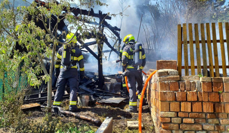 Při požáru v Brně šlo o život babičce i dvěma dětem. Pomohli stateční sousedé